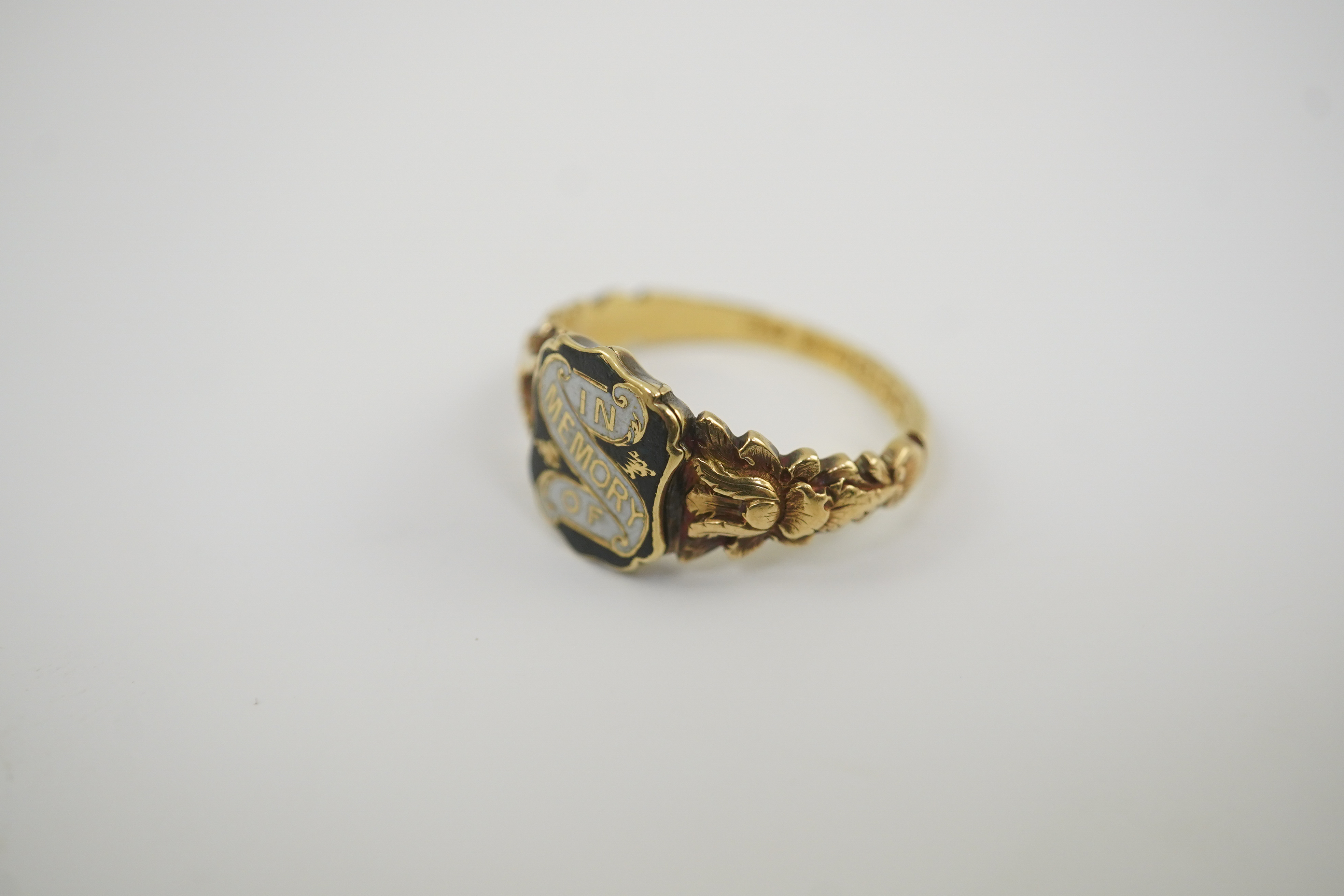 An early Victorian 18ct gold and two colour enamel 'In Memory Of' mourning ring